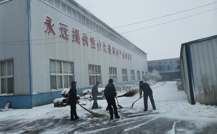 寒風(fēng)中，雪地里，他們的身影多么美麗.jpg