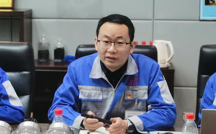 技術(shù)部部長(zhǎng)張波與營(yíng)銷人員分享2020年顆粒機(jī)設(shè)備和粉碎機(jī)設(shè)備改進(jìn)點(diǎn)以及對(duì)2021年大型粉碎設(shè)備、牛糞顆粒爐設(shè)備的技術(shù)參數(shù)、選型、及工藝流程進(jìn)行講解培訓(xùn).jpg