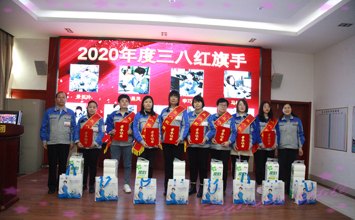她們來自不同的崗位，有會(huì)計(jì)員、設(shè)計(jì)員、顆粒機(jī)質(zhì)檢員、辦公內(nèi)勤、倉管員、顆粒機(jī)銷售員….JPG