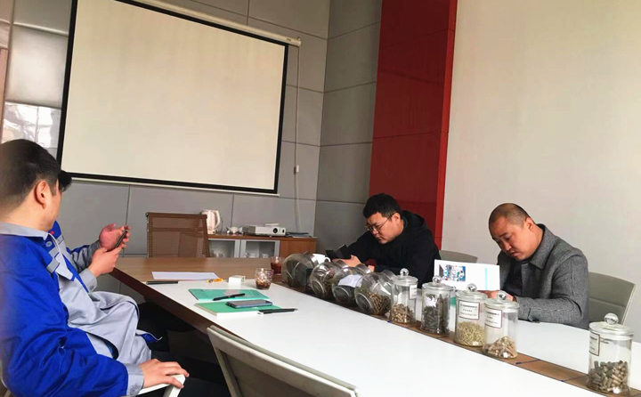 銷售經(jīng)理為客戶詳細(xì)介紹木屑制粒機的制粒原理、顆粒的銷路、顆粒的優(yōu)缺點等.jpg