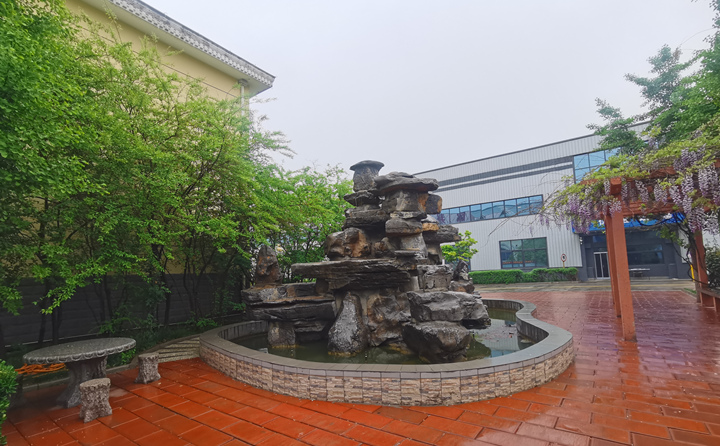 處理農(nóng)林廢棄物，變樹(shù)枝為燃料顆粒，節(jié)能環(huán)保，一起保衛(wèi)我們的藍(lán)天白云.jpg