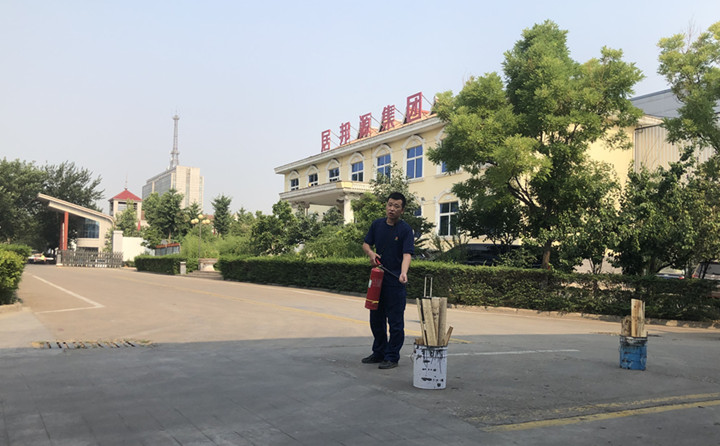 教官重點(diǎn)對消防法律法規(guī)、防火常識(shí)、逃生自救、滅火器的使用方法以及發(fā)生火災(zāi)時(shí)如何報(bào)火警、如何撲救初期火災(zāi)等消防常識(shí)進(jìn)行了詳細(xì)的講解。