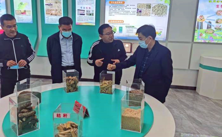 郝吉虎深入了解木屑造粒機(jī)生產(chǎn)線(xiàn)工作情況和顆粒機(jī)加工的生物質(zhì)原料的收、儲(chǔ)、運(yùn)和產(chǎn)品的生產(chǎn)、銷(xiāo)售、運(yùn)輸?shù)拳h(huán)節(jié)