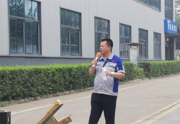 孫總表示安全無小事，安全只有現(xiàn)在，永遠(yuǎn)沒有“下一次”。時(shí)刻牢記安全紅線，把安全放在心中、握在手上，及時(shí)消除各種隱患，杜絕違規(guī)操作。掌握安全知識和技能，是實(shí)現(xiàn)安全生產(chǎn)的前提，大家一定要牢記