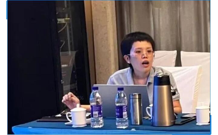 會議開始，辦公室主任李昌鳳公布銷售數(shù)據(jù)。在疫情形勢相當(dāng)嚴(yán)峻的情況下，十一的銷售額對比去年同期仍有很大的進(jìn)步。李主任表示疫情，既是考驗(yàn)，也是危機(jī)，各部門需要通力配合，團(tuán)隊協(xié)作，為完成今年既定銷售額而竭盡全力。.jpg