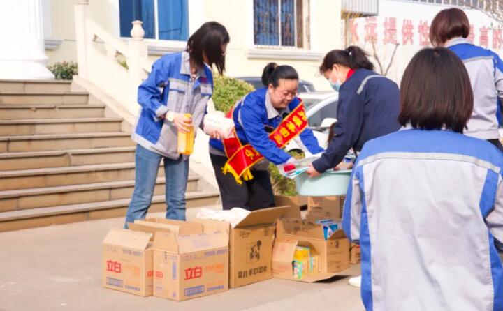活動在一片歡聲笑語中進(jìn)行，每一位女神都收到了公司準(zhǔn)備的愛心玫瑰和禮物。.jpg