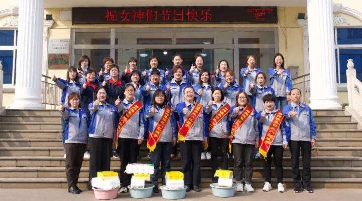 活動在一片歡聲笑語中進(jìn)行，每一位女神都收到了公司準(zhǔn)備的愛心玫瑰和禮物。.jpg