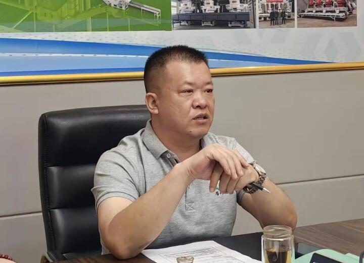 會(huì)議最后，集團(tuán)總經(jīng)理孫寧波總結(jié)陳詞。他強(qiáng)調(diào)要有正確的人生觀、價(jià)值觀，要將集團(tuán)的精神理念內(nèi)化于心、外化于行。要加強(qiáng)業(yè)務(wù)知識(shí)的學(xué)習(xí)，成為真正的行家里手。要以提高經(jīng)營質(zhì)量和效益為主線，加快營銷模式和營銷觀念的轉(zhuǎn)變，圓滿完成2023年?duì)I銷工作指標(biāo)。.jpg