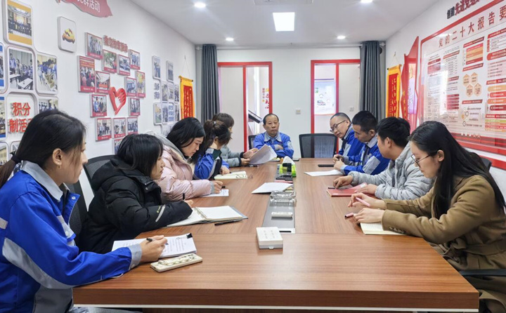 今后，要通過搭建“工事共辦”議事廳，把工作落實(shí)做細(xì)，讓一線職工說出所思所想、所需所盼，進(jìn)而采取更接地氣、更加務(wù)實(shí)的舉措，解決好職工群眾急難愁盼問題，不斷增強(qiáng)職工的獲得感、幸福感和安全感.jpg