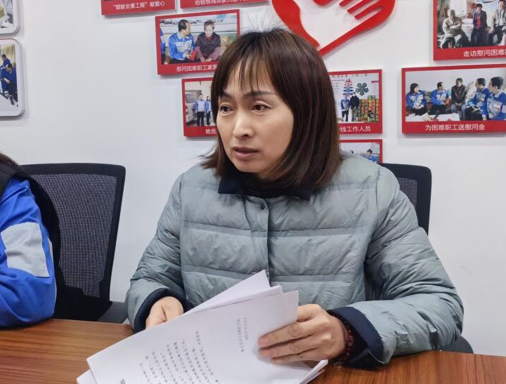 “我們不僅可以解決職工文體活動(dòng)問題，同時(shí)根據(jù)職工生活工作各方面的的合理需求，線上線下工會(huì)收集，發(fā)揮黨工團(tuán)合力，一件一件地推動(dòng)辦理、一項(xiàng)一項(xiàng)地協(xié)調(diào)解決?！奔瘓F(tuán)工會(huì)副主席、工事共辦副組長雷廣妮說道。.jpg